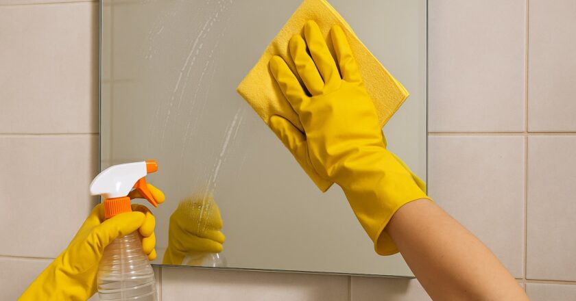 Hoe spiegel schoonmaken zonder strepen en gedoe
